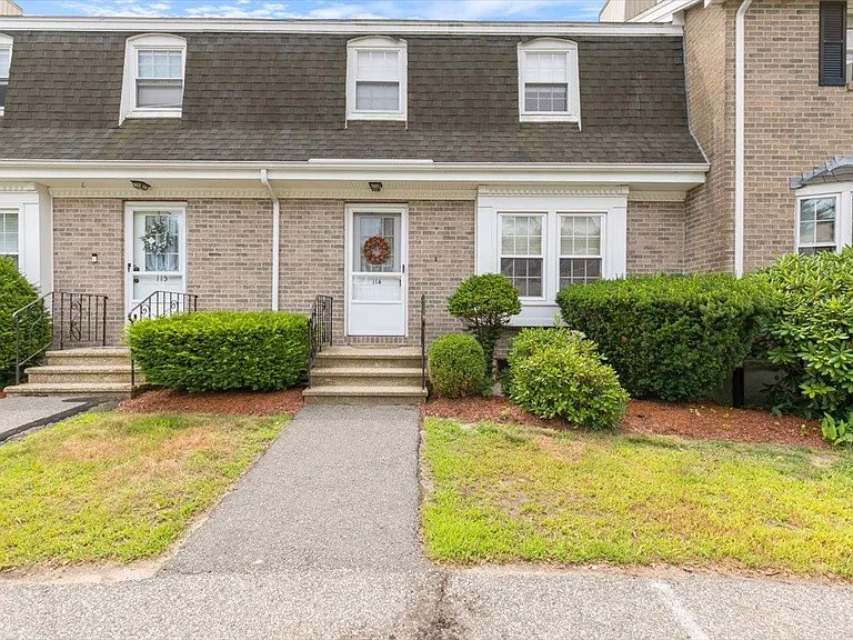 114 Fieldstone Dr — Photo 1