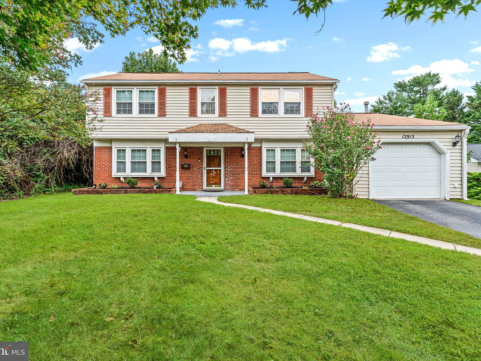 4 bed, 2.5 bath, 2320 sqft, $3,600 — Photo 2