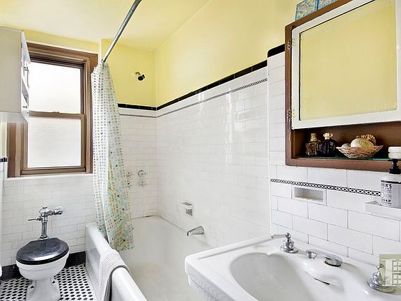 3rd image of 145 W 79th St APT 16D