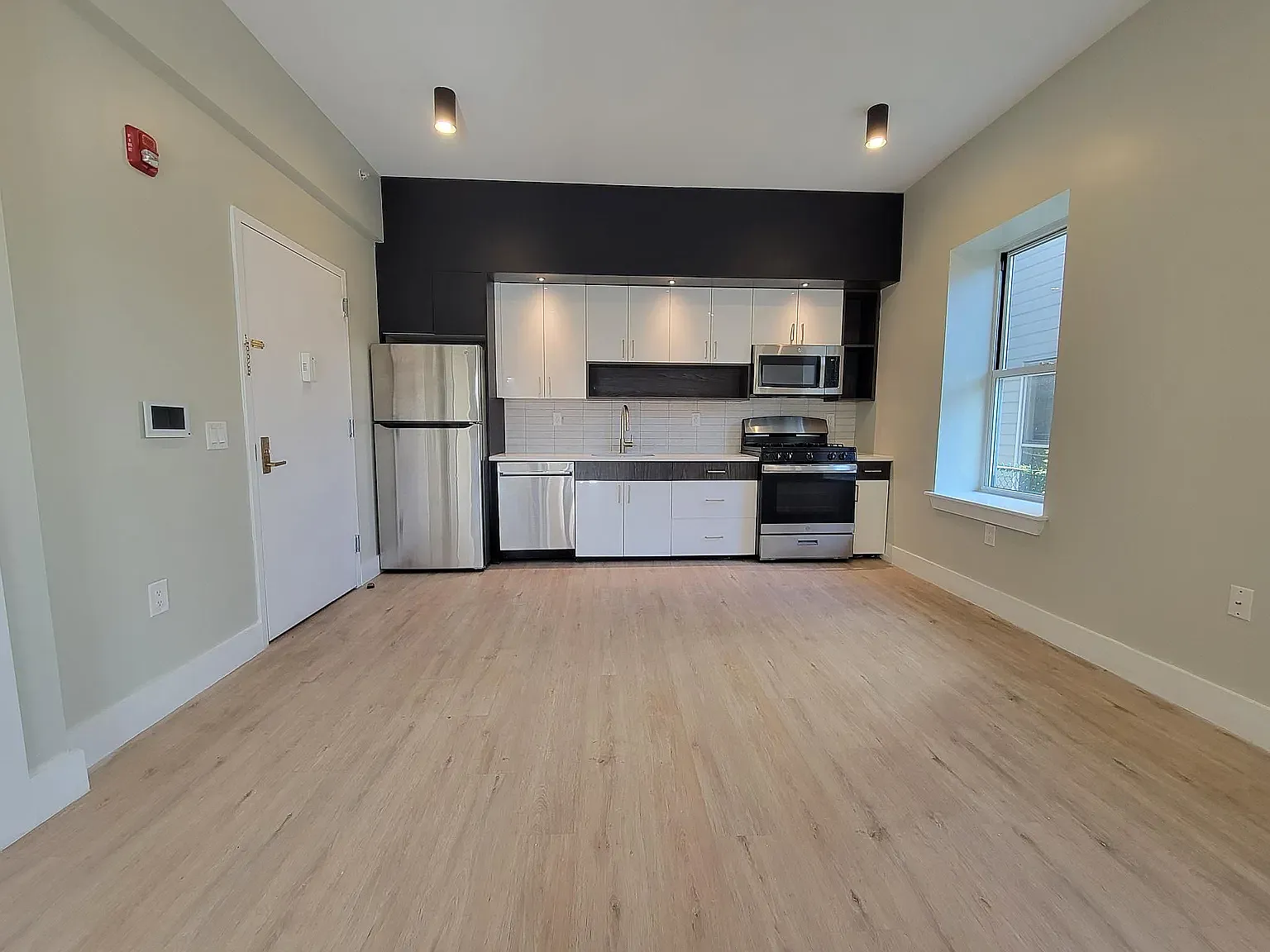 2 bed, 800 sqft, $2,250 — Photo 2