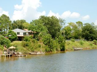 8445 Delesandri Rd, Hitchcock, TX 77563