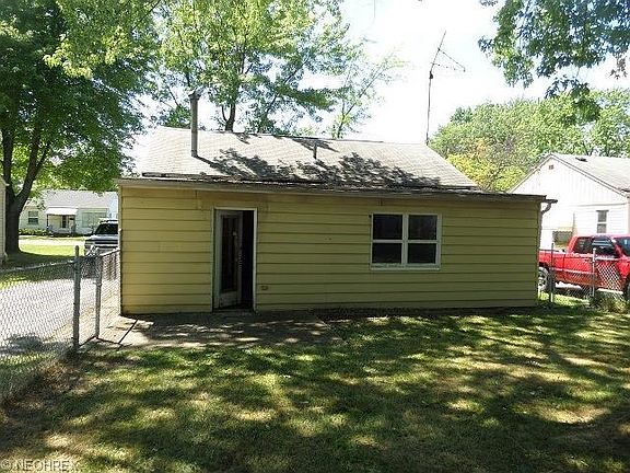 4th image of 1974 Bonnie Brae Ave NE