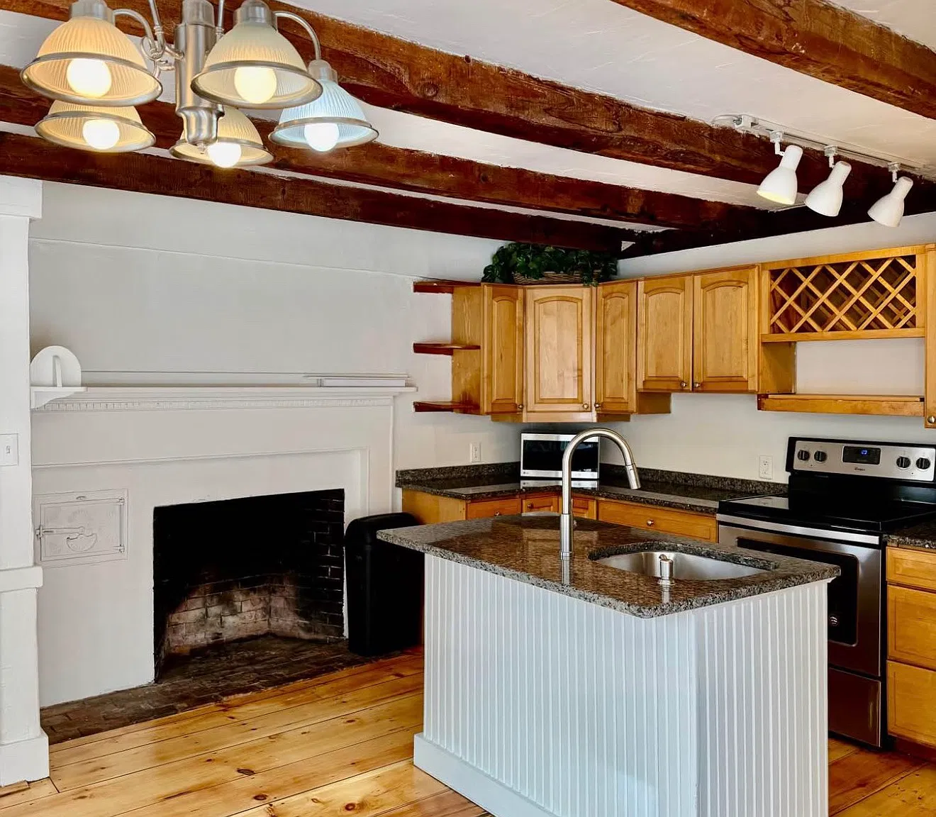 2 bed, 1.5 bath, 1300 sqft, $3,000 — Photo 2