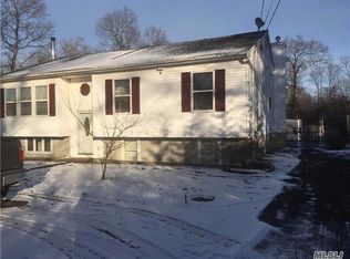 79 W Bartlett Rd, Middle Island, NY 11953