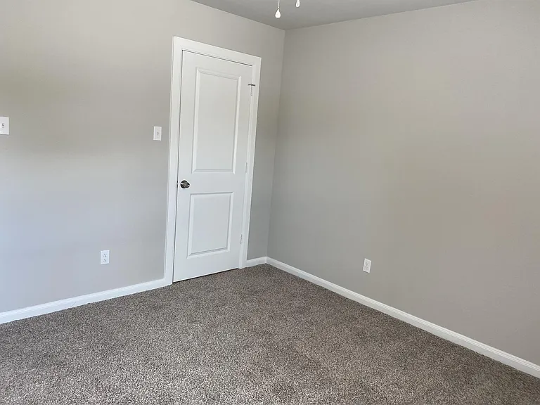 313 E Nelson St — Photo 11