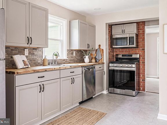 3rd image of 302 Park Cir