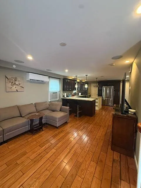3 bed, 2.0 bath, 960 sqft, $3,700 — Photo 2