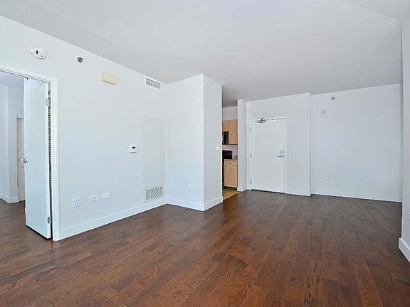 5th image of 425 W Beech St Unit 1552