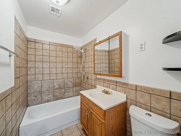 1123 W Spring St — Photo 13
