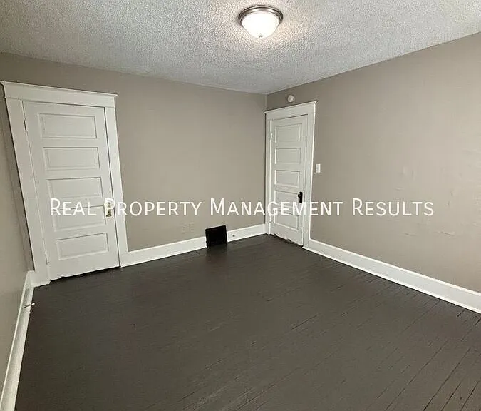 815 E Gum St — Photo 14