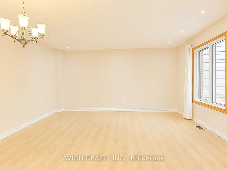 2549 Strathmore Cres — Photo 4