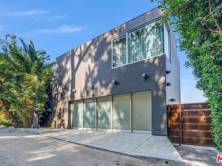 9400 Readcrest Dr — Photo 2