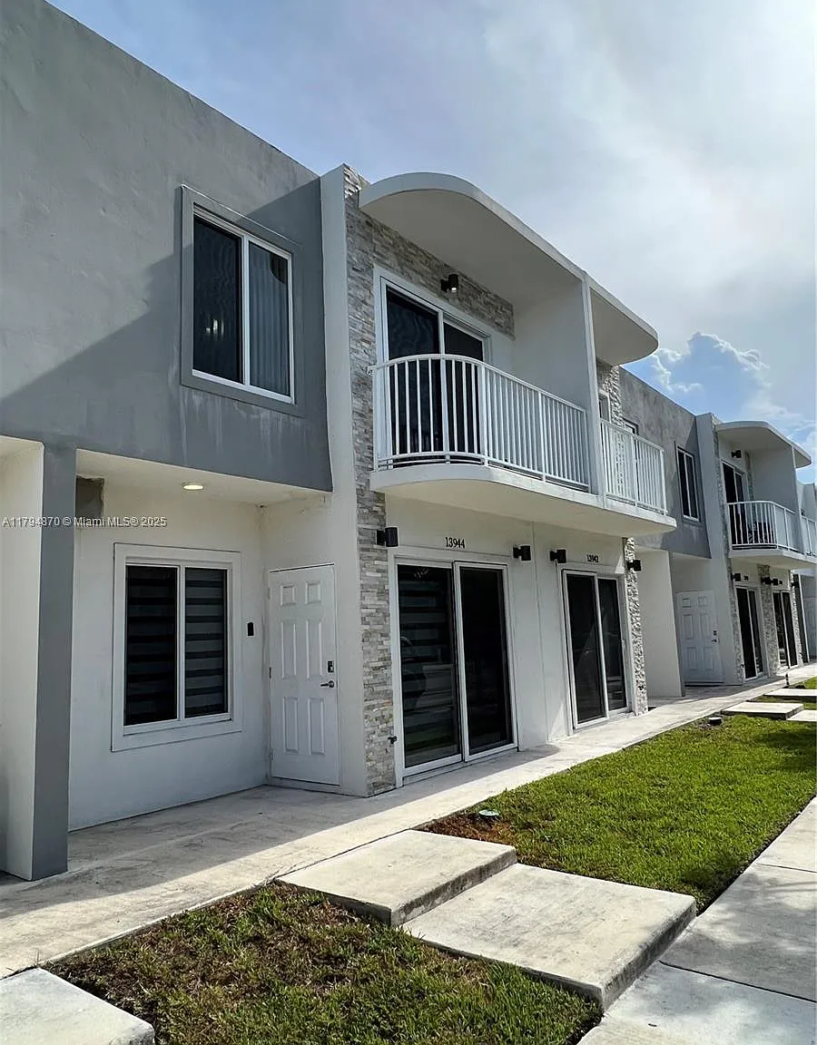4 bed, 3.5 bath, 1434 sqft, $2,700 — Photo 4