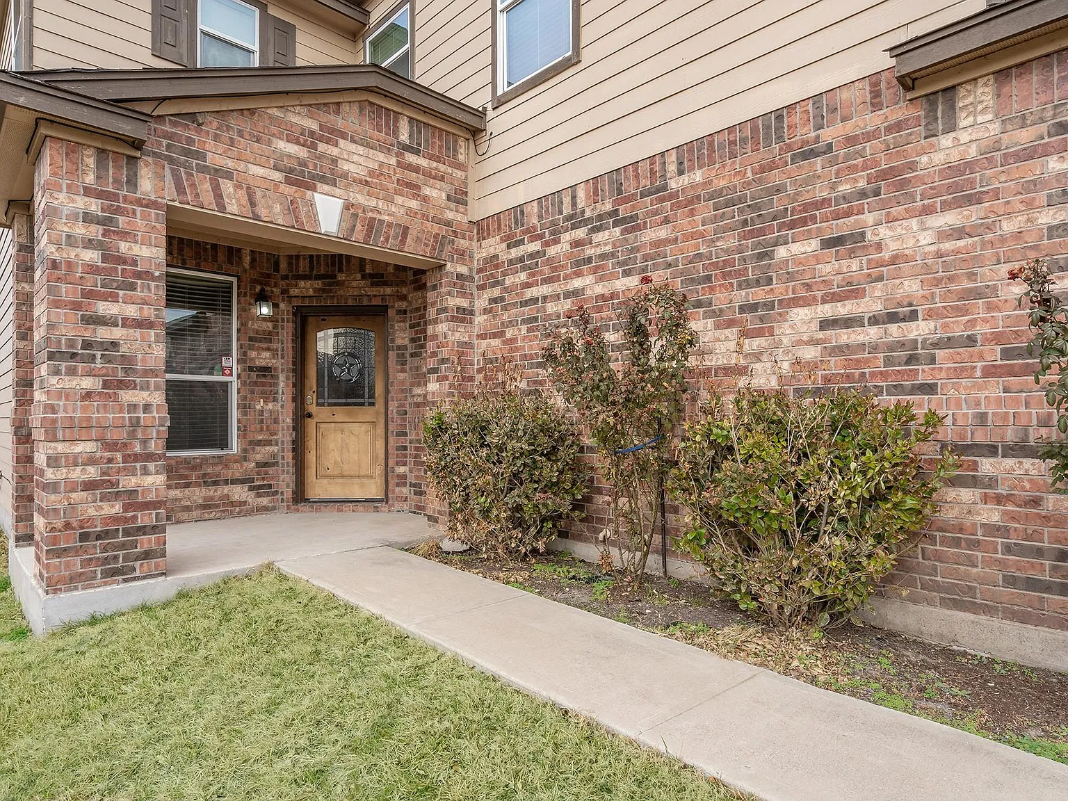 5 bed, 3.0 bath, 2758 sqft, $2,450 — Photo 3