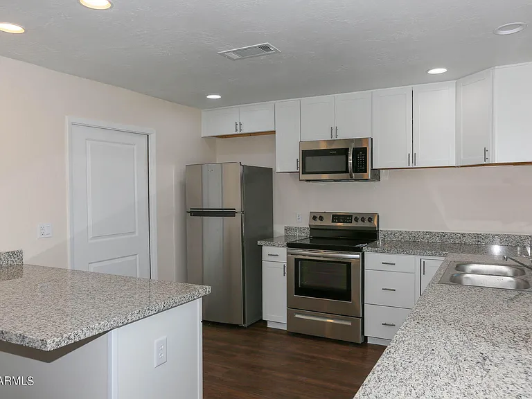 6226 S Hazelton Ln — Photo 5
