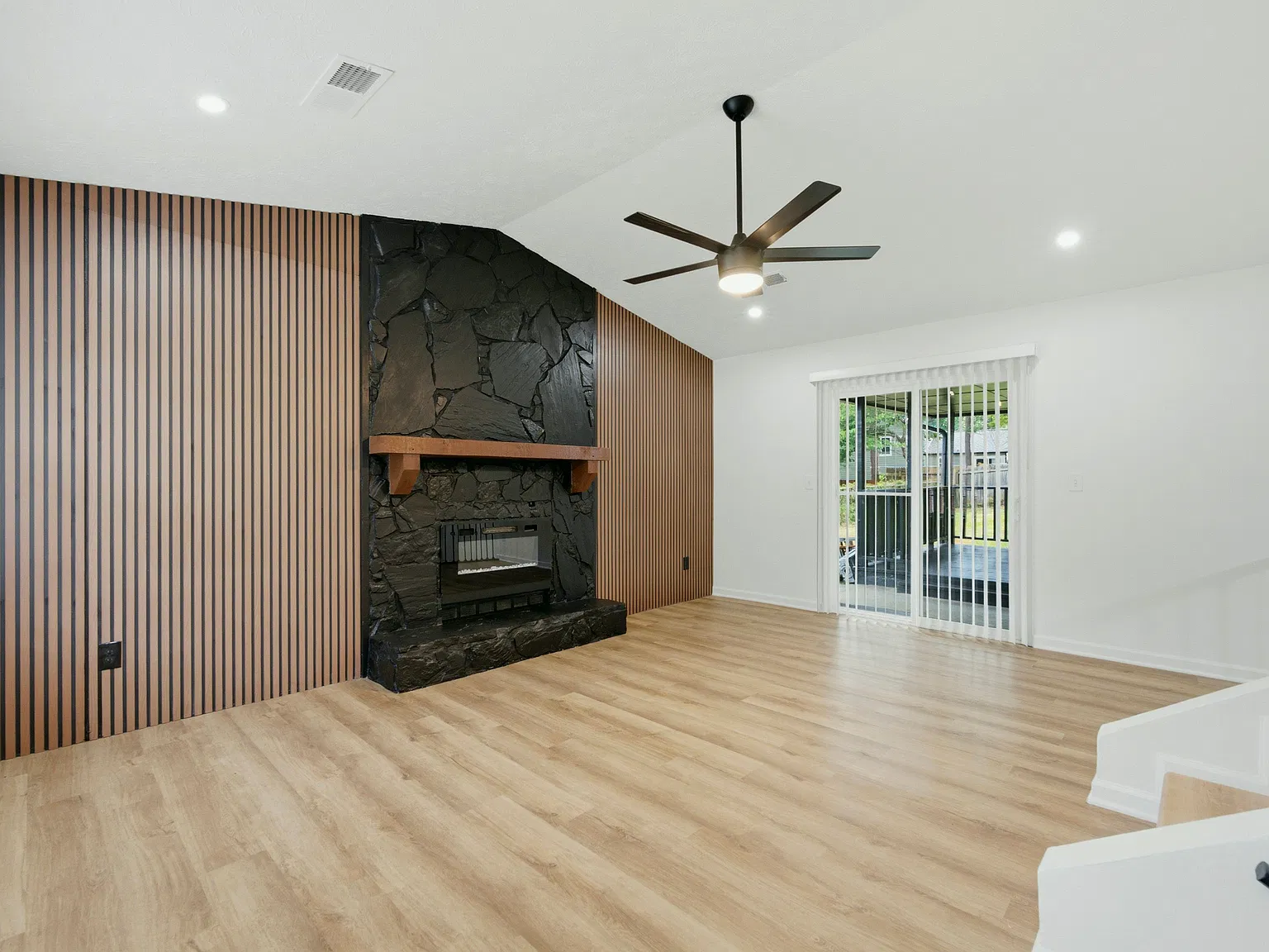 3 bed, 2.5 bath, 1583 sqft, $2,100 — Photo 3