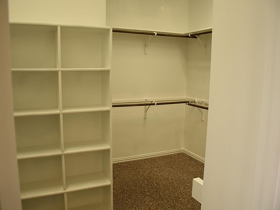 5th image of 599 Hampshire Dr