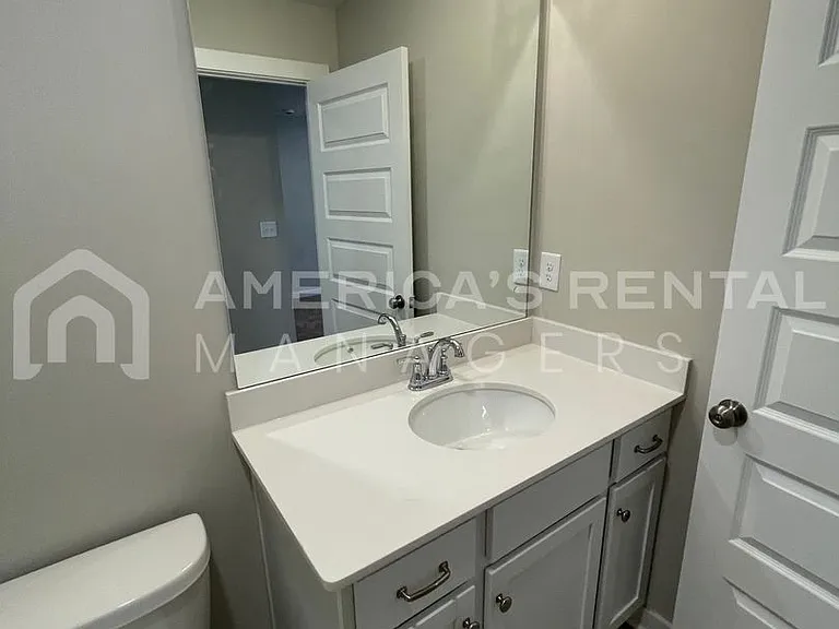 55 Kings Way — Photo 40