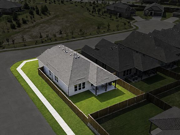 3rd image of 900 Summer Ct