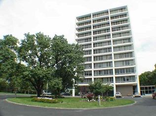 1337 21st Ave APT 8C, Rock island, IL 61201