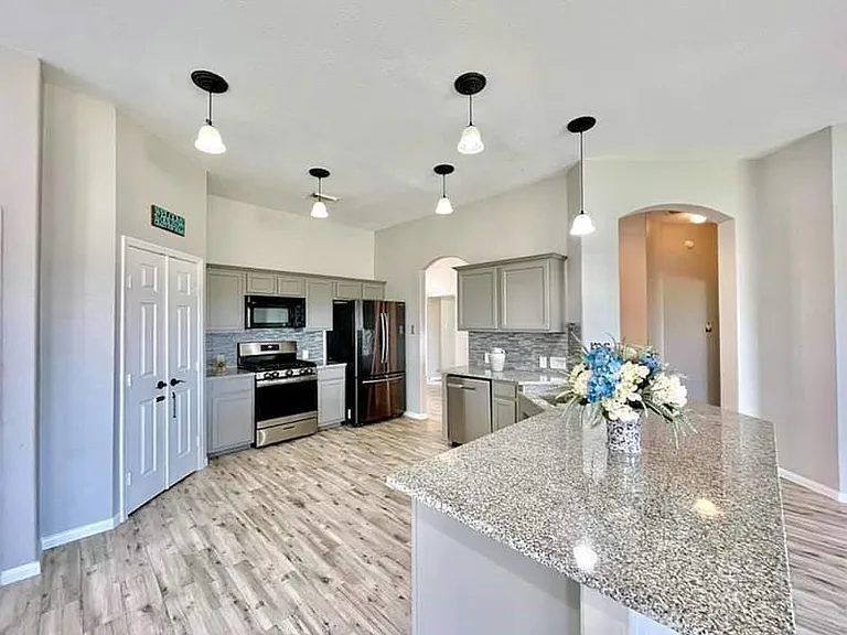 2526 Lake Dale Ln — Photo 14