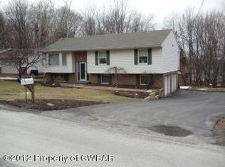 3 Greenwood Hills Dr, Mountain Top, PA 18707