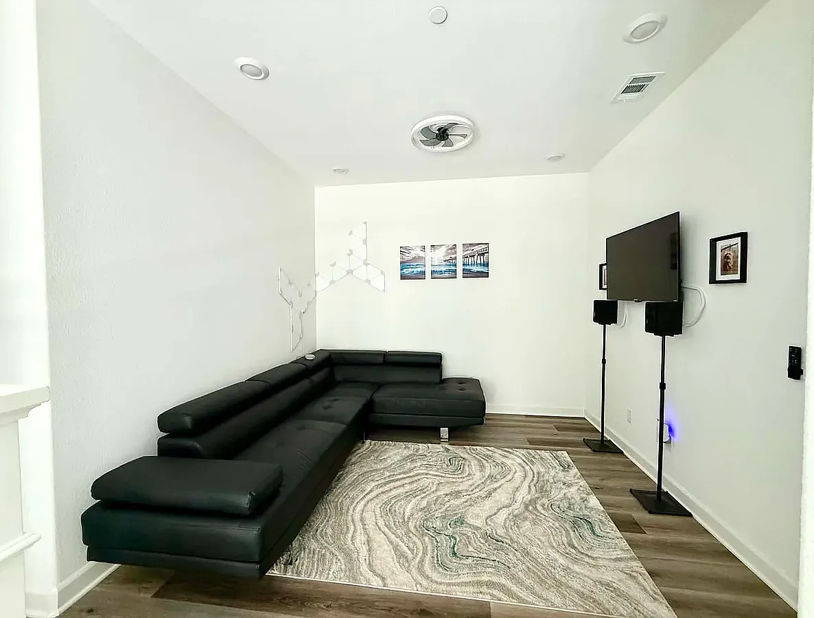 3 bed, 2.5 bath, 1670 sqft, $4,200 — Photo 1
