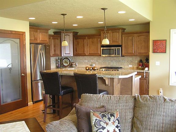 3rd image of 1913 S Shamrock Dr