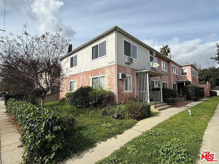 13233 Oxnard St #4 — Photo 16