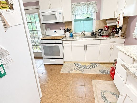 3rd image of 611 Cain St