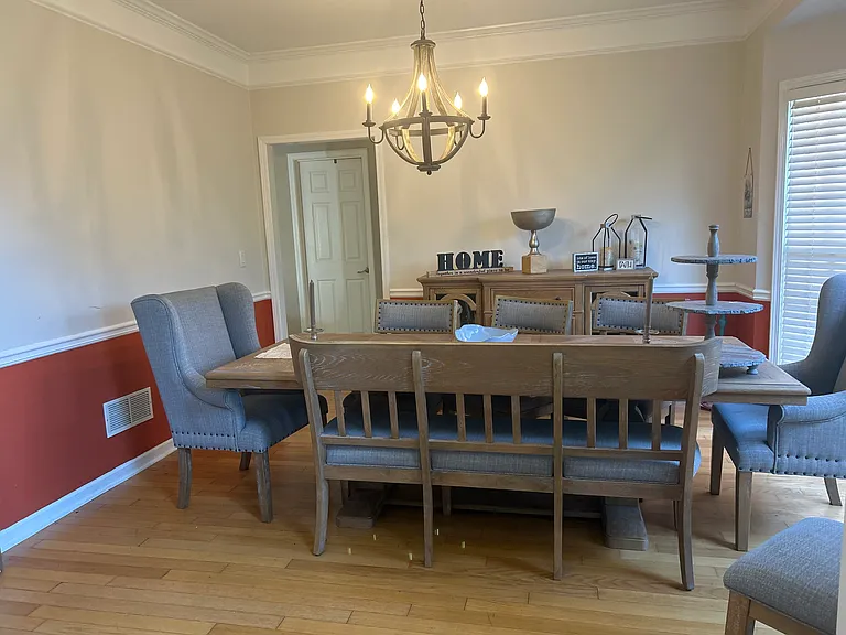 The beautifully designed two- tone wall adds a modern elegant touch, creating a warm atmosphere. Ideal for 8-12 guests to make memorable gatherings.