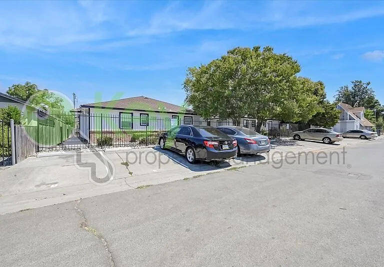 1071 Santiago Ave #6 — Photo 39