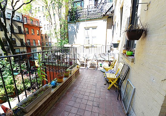 4th image of 112 E 61st St