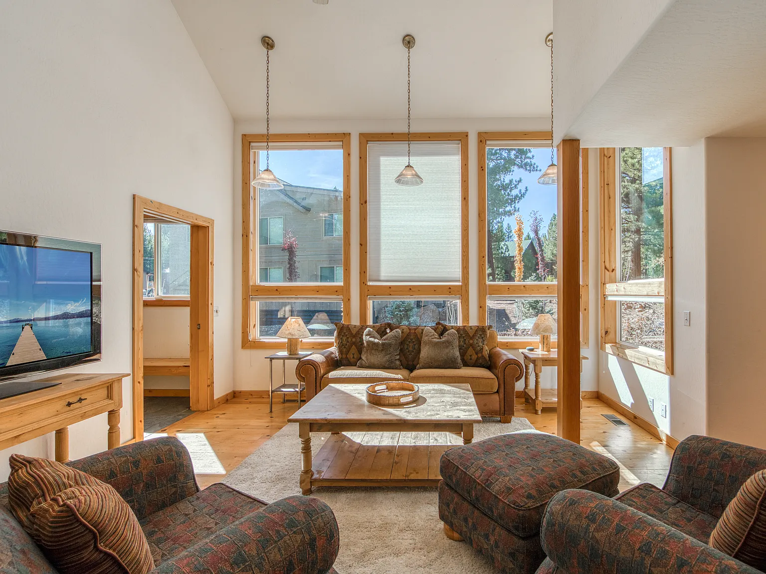 3 bed, 2.5 bath, 1904 sqft, $6,000 — Photo 3