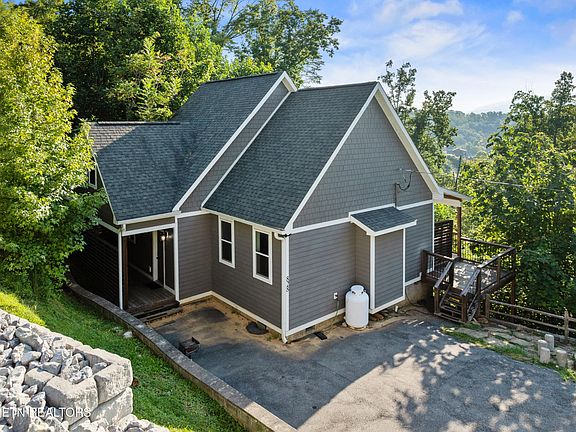 3rd image of 828 Beanstalk Rd