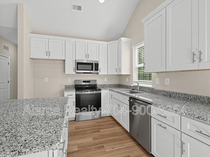 3 bed, 1300 sqft, $1,695 — Photo 3