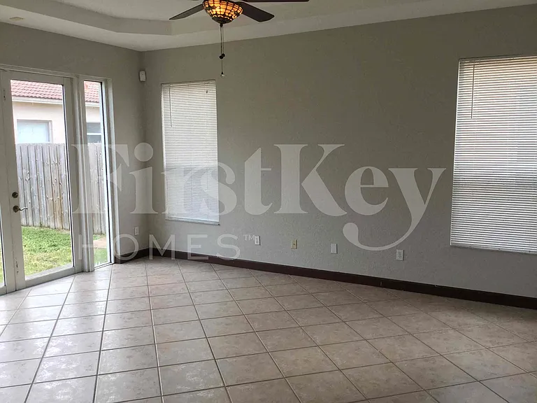 4104 NE 22nd Ln — Photo 5