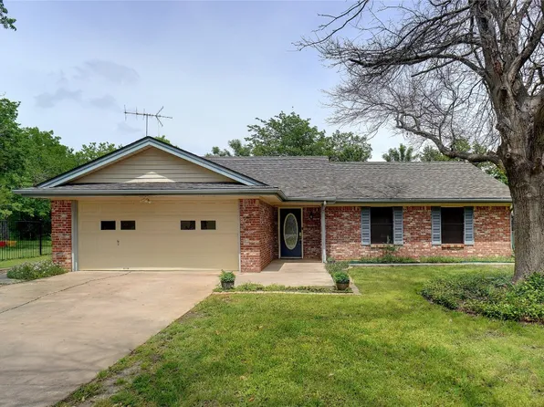 305 E Lake St, Krum, TX 76249