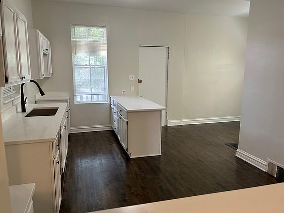 3rd image of 1031 W Wellington Ave #1