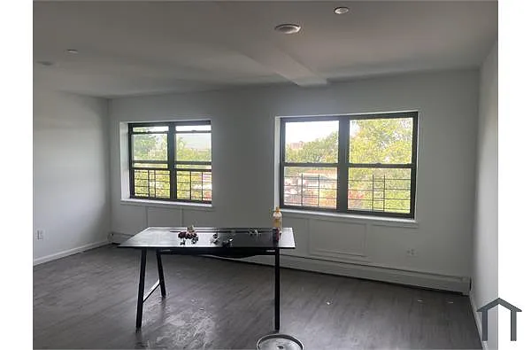 Building Photo - 3573 Laconia Ave #4D