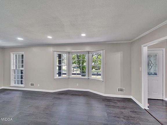 2nd image of 3098 Clairmont Ave