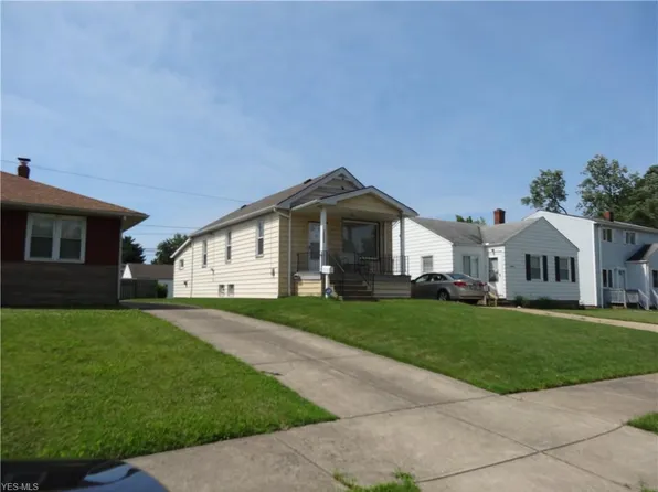 12508 Park Knoll Dr, Garfield Heights, OH 44125