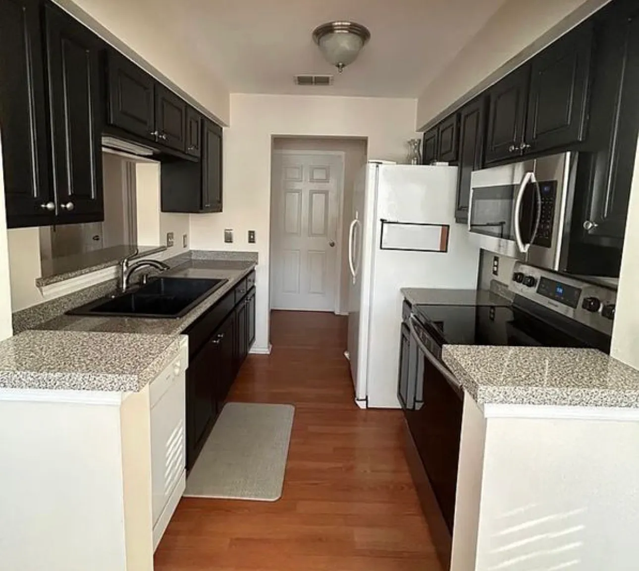 1 bed, 784 sqft, $1,600 — Photo 2