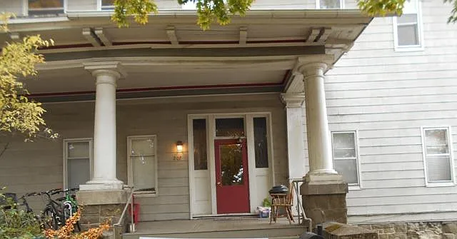207 W 1st St #3 — Photo 2