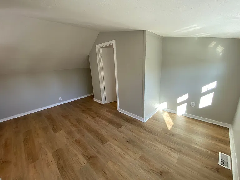 1025 S 28th St — Photo 15