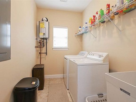 Laundry room - pantry