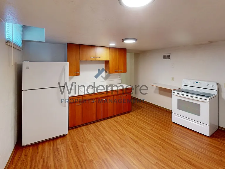 240 E Poplar St — Photo 3