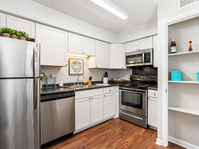 Knollwood Townhouse Apartments — Photo 8