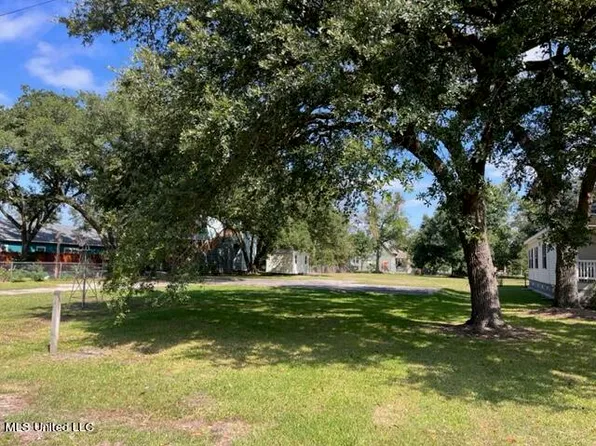 308 Hoffman Ln, Waveland, MS 39576