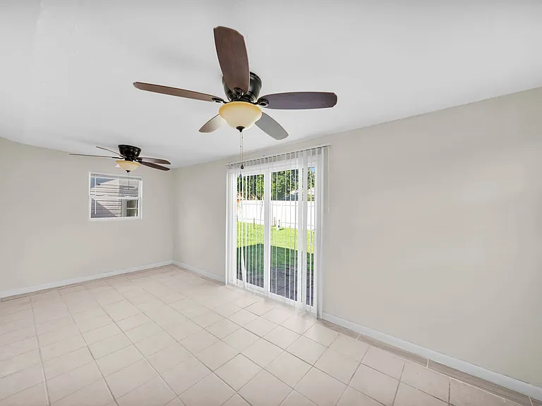 517 SE 23rd Pl — Photo 16
